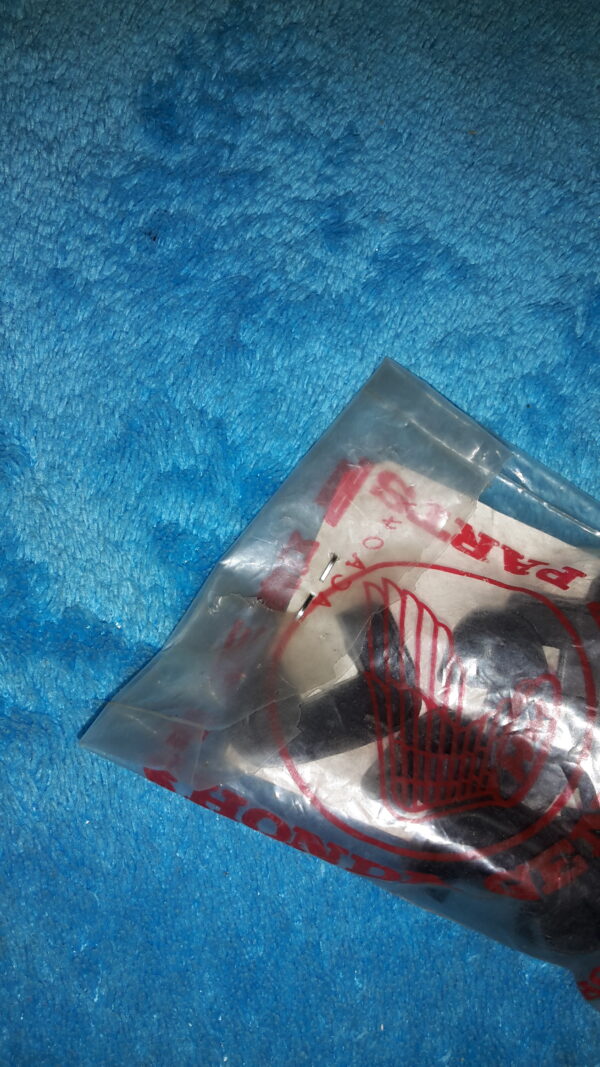 RUBBER CAP. FUEL TANK RR. CB550K1-P