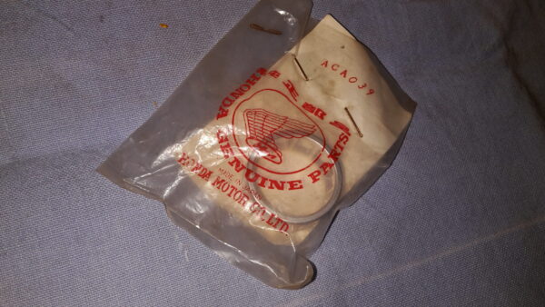 RETAINER , ROLLER CB90-100