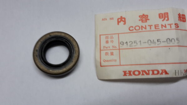 OIL SEAL 18x32x8 MIT METALL , CZ50M.A.Z