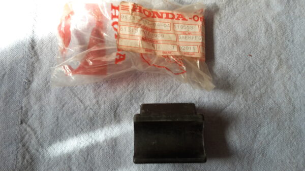 RUB. HD/LT STAY MT. , CB250SB