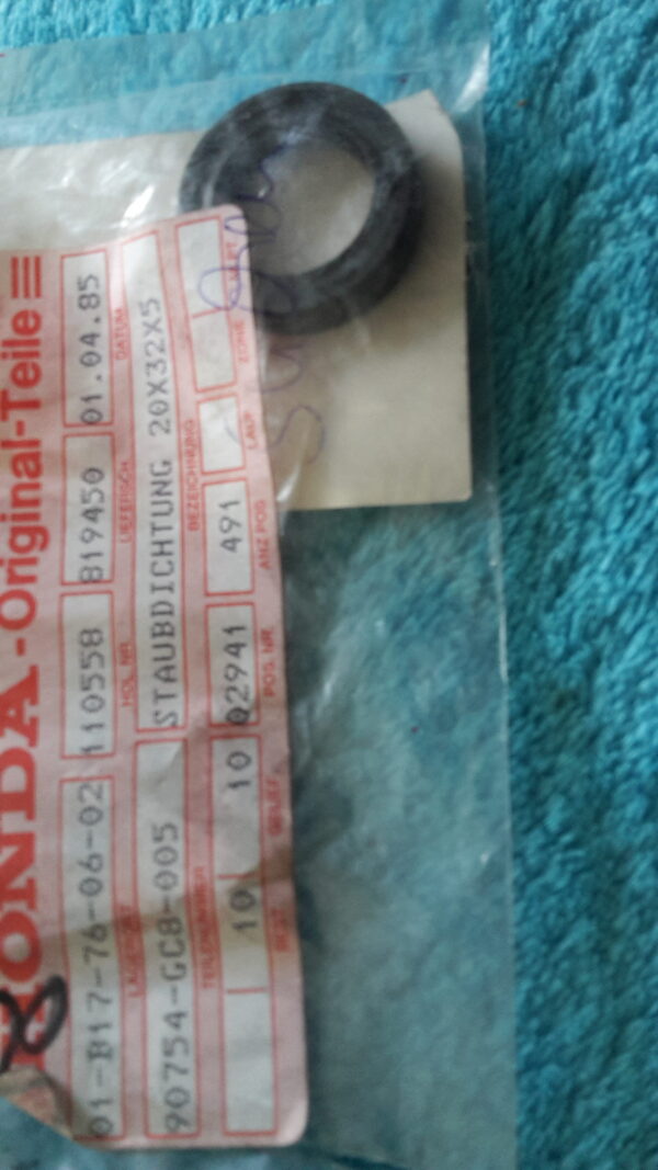 DUST SEAL 20x32x5.  NH80MDE