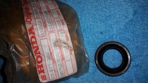 OIL SEAL 21x35x7-2  CS65