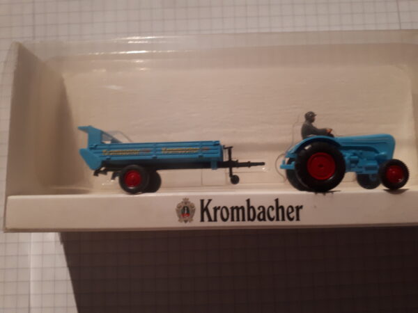 WIKING KROMBACHER PORSCHE SCHLEPPER MIT STALLDUNG-BREITSTREUER 1:87