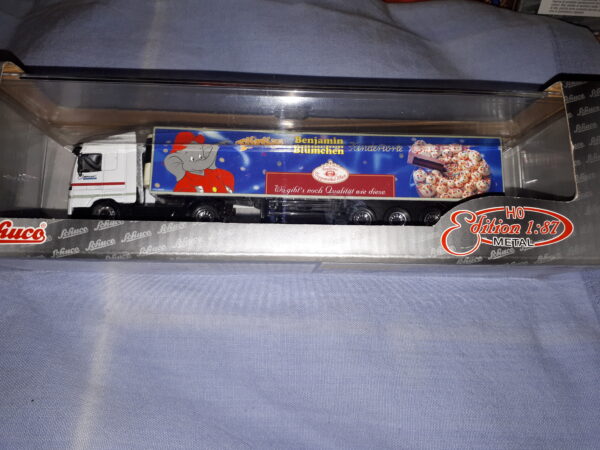 SCHUCO MERCEDES BENZ ACTROS KÜHL KOFFERSATTELZUG “ BENJAMIN BLÜMCHEN KINDERTORTE“ 22414 1:87