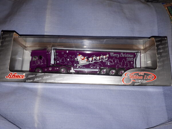 SCHUCO SCANIA TOPLINE KOFFERSATTELZUG M.SEITENVERKL. „CHRISTMAS 2005“ 24209 1:87