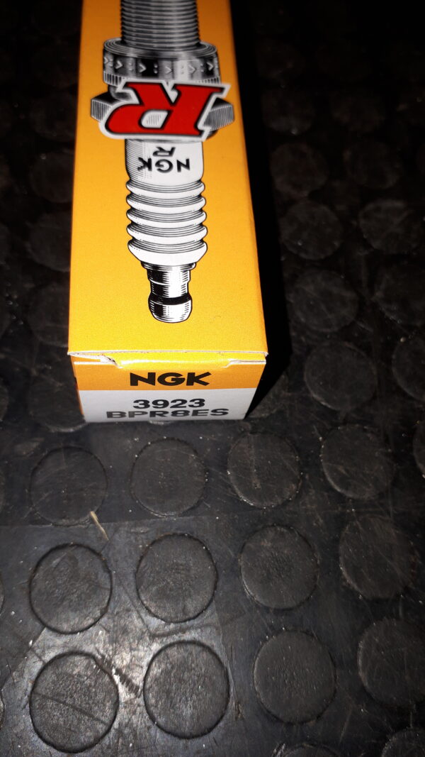 NGK ZÜNDKERZE BPR8ES -3923