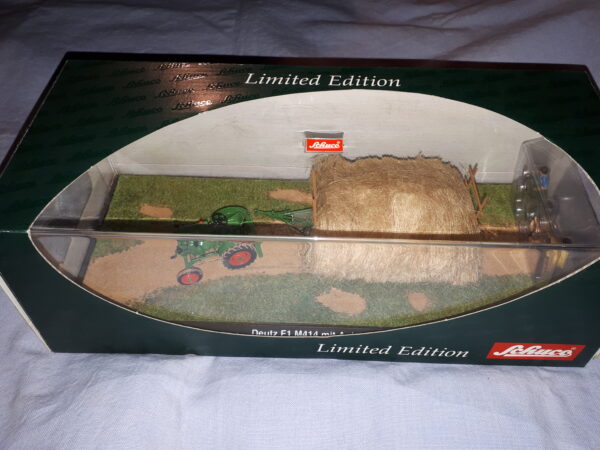 SCHUCO DIORAMA DEUTZ F1 M414 MIT ANHÄNGER UND FIGUREN
