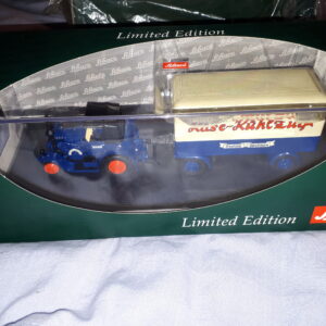 SCHUCO LANZ EILBULLDOG MIT 2-ACHS-ANHÄNGER“KÄSE-KÜHLZUG“ 1:43