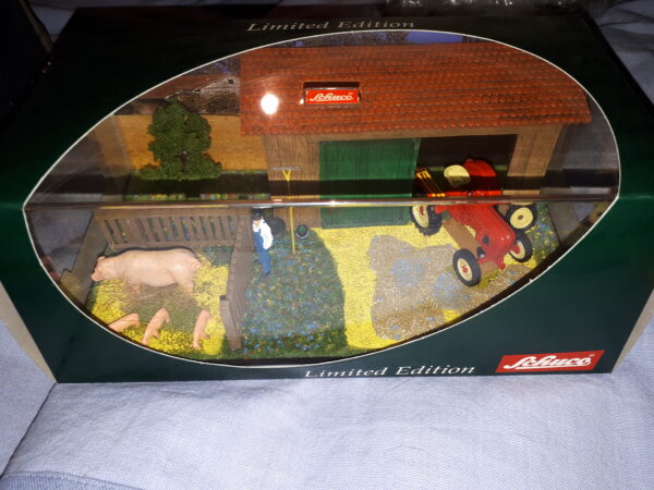 SCHUCO „BAUERNHOF“MIT PORSCHE-DIESEL „JUNIOR“ 1:43