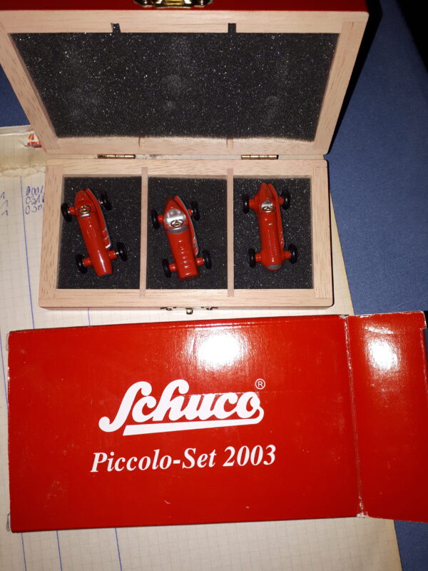 SCHUCO 3er SET 2/2003 GRAND PRIX RACER , MIDGET, MASERATI, 1:90,AUFLAGE 2500ST. HOLZKISTE