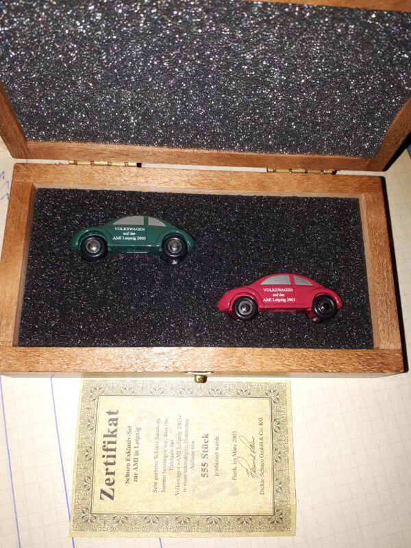 SCHUCO 2er SET VOLKSWAGEN AMI LEIPZIG 3/2003,2x MEW BEETLE, AUFLAGE 555 STÜCK, 1:90 HOLZKISTE