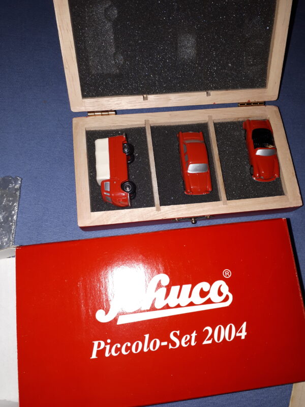 SCHUCO 3er SET 3/2004, VW T1 PRITSCHE , VW 1500 LIMOSINE, VW KARMAN GHIA CABRIO 1:90 AUFLAGE 2500ST.HOLZKISTE