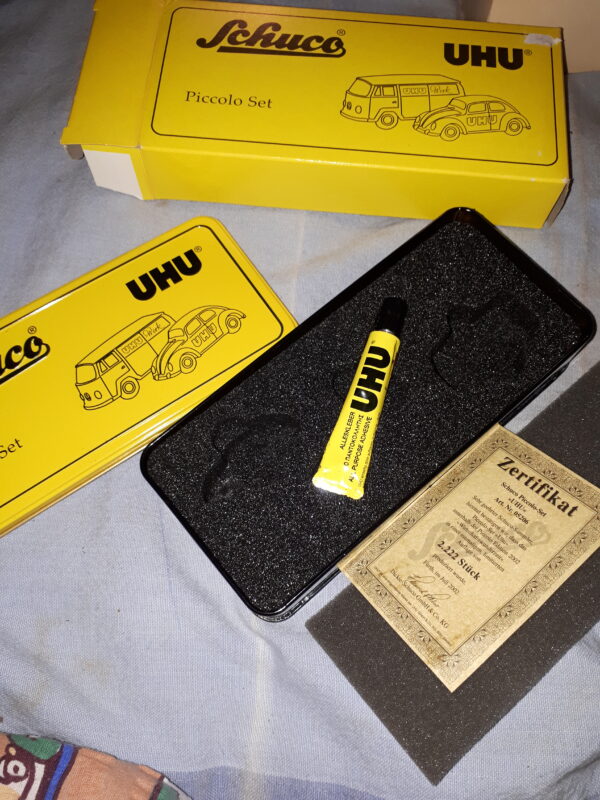 SCHUCO 1:90 2er SET UHU VERPACKUNG , BLECHDOSE, OHNE AUTOS