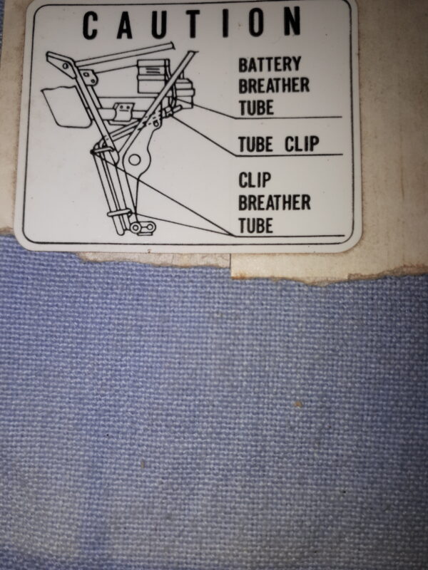 AUFKLEBER CAUTION BATTERY BREATHER TUBE