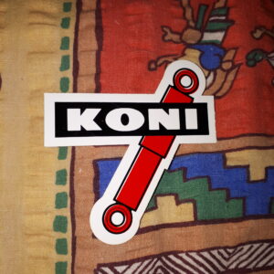 SCHRIFTZUG KONI WEIß ROT SCHWARZ