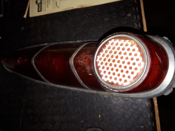 T20B035 RÜCKLICHTGLAS ROT USA