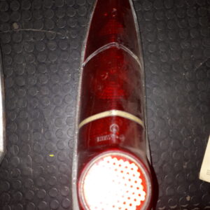 T20B035 RÜCKLICHTGLAS ROT USA 1 SPANNER FEHLT