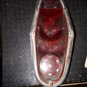 T20B035 RÜCKLICHTGLAS ROT USA 1 SPANNER FEHLT