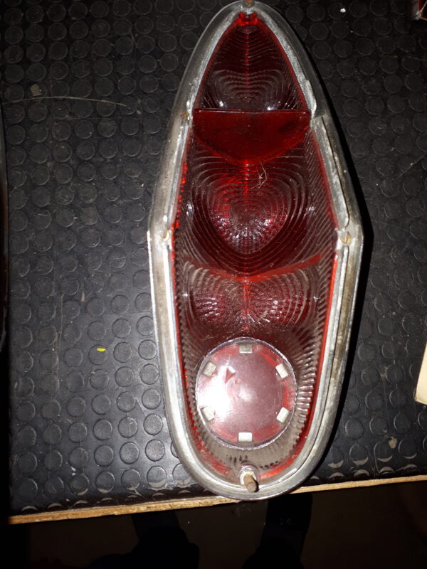 T20B035 RÜCKLICHTGLAS ROT USA 1 SPANNER FEHLT