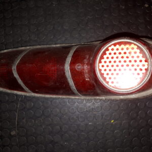T20B035 RÜCKLICHTGLAS ROT USA UNTERE SCHRAUBE SEHR KURZ