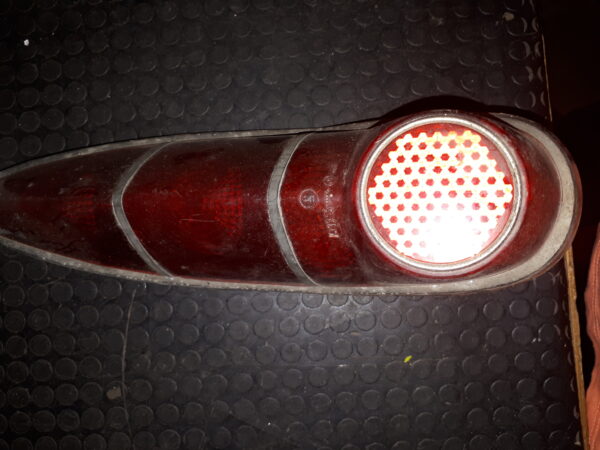 T20B035 RÜCKLICHTGLAS ROT USA UNTERE SCHRAUBE SEHR KURZ