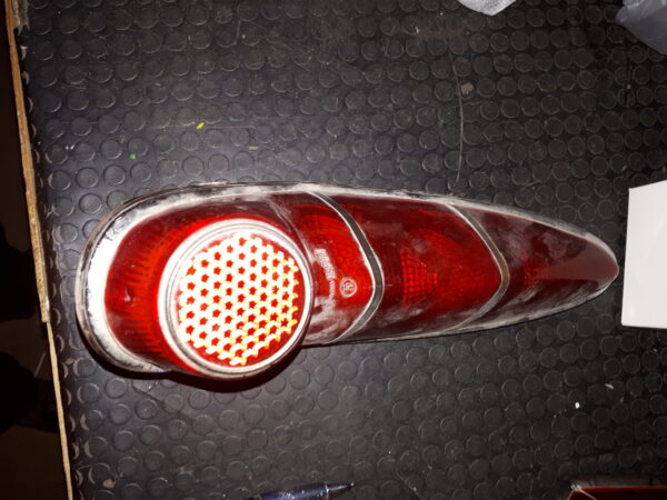 T20B035 RÜCKLICHTGLAS ROT USA MIT HALTER