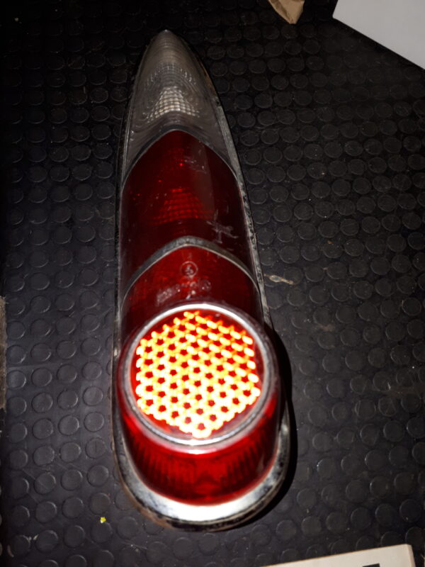 T20B035 RÜCKLICHTGLAS ROT/WEIß gebraucht