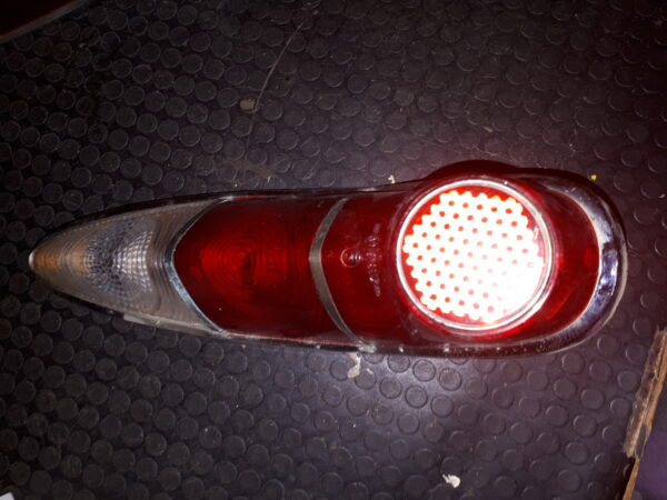 T20B035 RÜCKLICHTGLAS ROT/WEIß gebraucht leicht def.