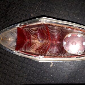 T20B035 RÜCKLICHTGLAS ROT/WEIß gebraucht leicht def.