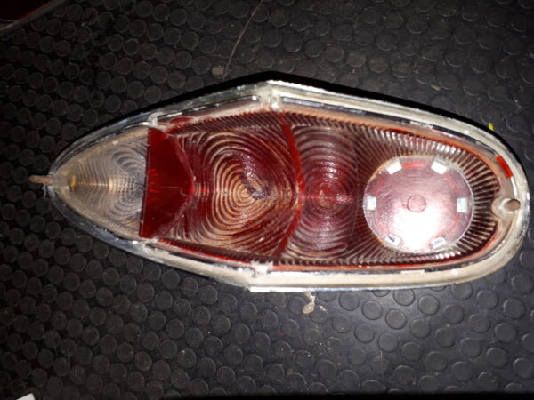 T20B035 RÜCKLICHTGLAS ROT/WEIß gebraucht leicht def.