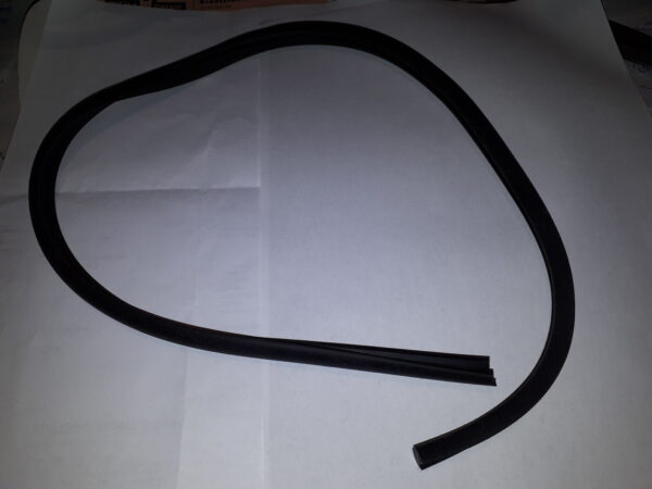 T20B037 GUMMIDICHTUNG RÜCKLEUCHTE 75cm LANG ZUM SELBERKLEBEN