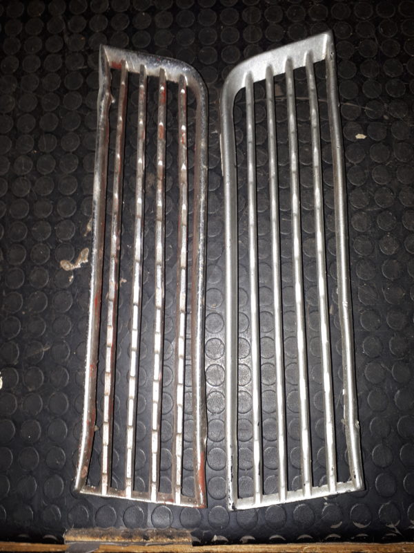 T16B104 ZIERGITTER RECHTS UND LINKS GEBRAUCHT