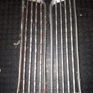 T16B104 ZIERGITTER RECHTS UND LINKS GEBRAUCHT