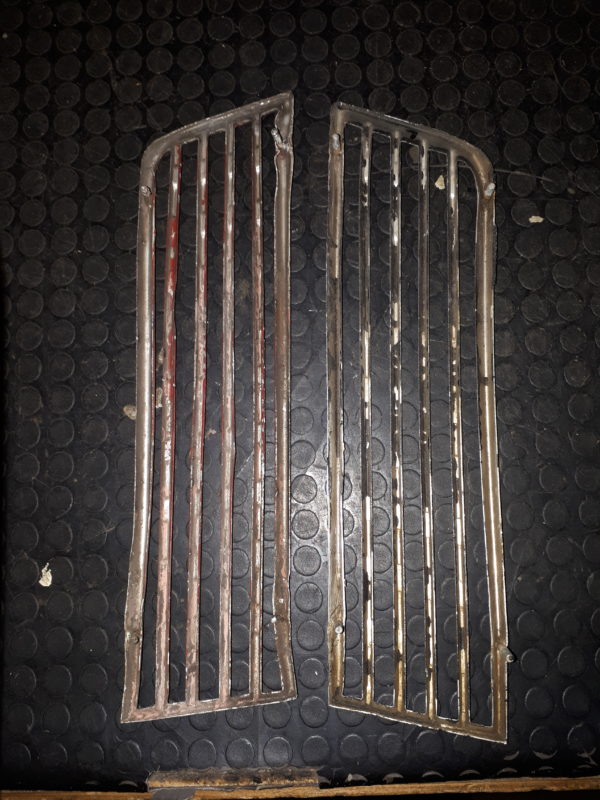 T16B104 ZIERGITTER RECHTS UND LINKS GEBRAUCHT