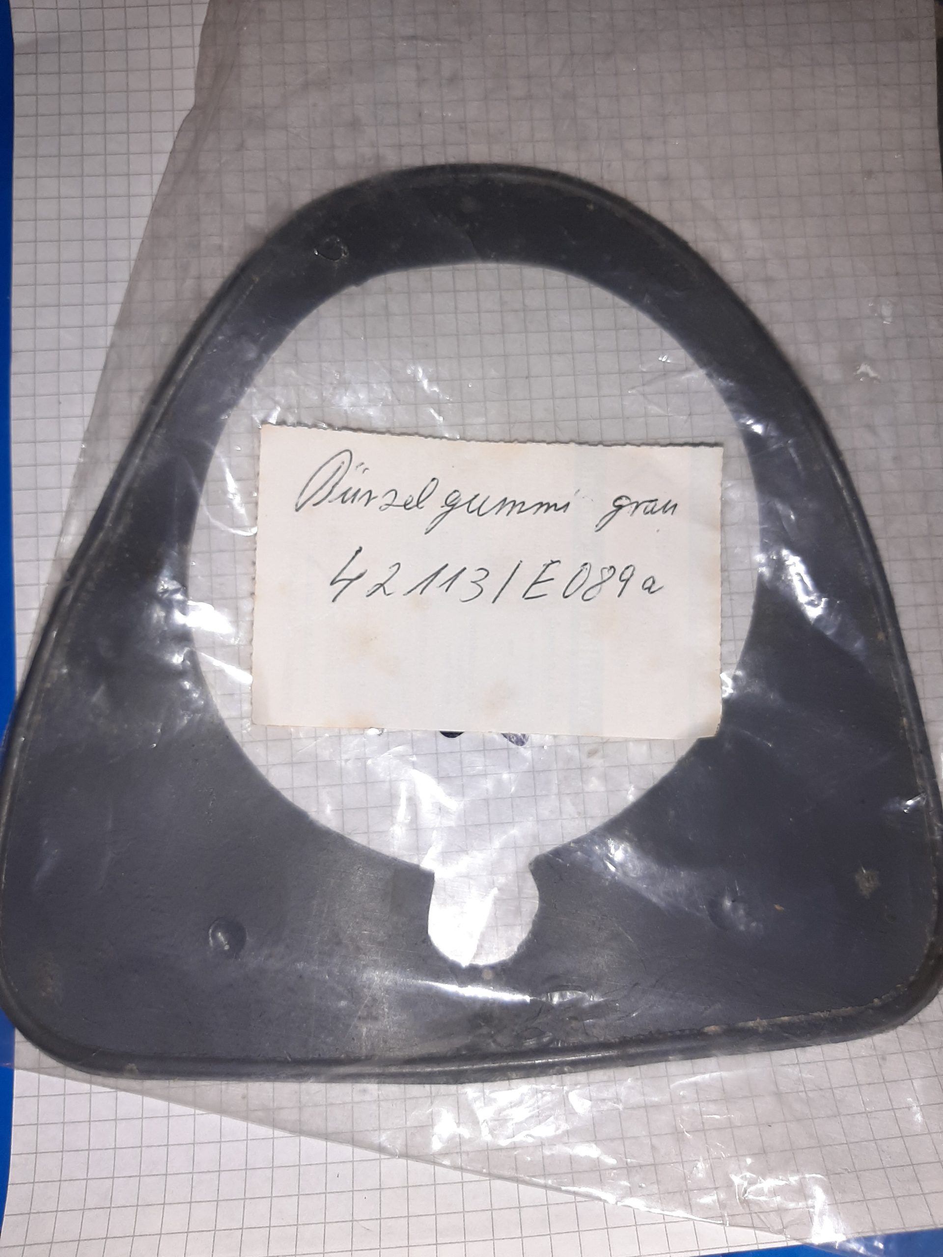 E089 BÜRZELGUMMI GROß GRAU