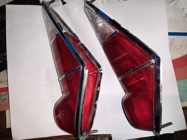T20B35 SATZ RECHTS UND LINKS RÜCKLICHTGLAS ROT / WEIß