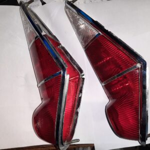 T20B35 SATZ RECHTS UND LINKS RÜCKLICHTGLAS ROT / WEIß