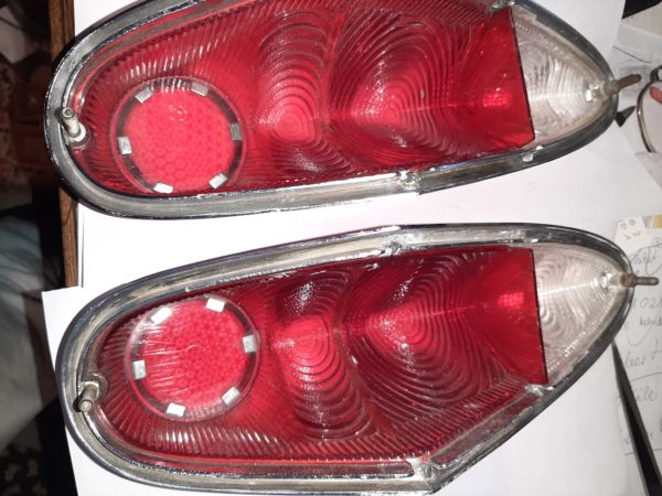 T20B35 SATZ RECHTS UND LINKS RÜCKLICHTGLAS ROT / WEIß