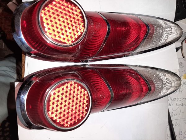 T20B35 SATZ RECHTS UND LINKS RÜCKLICHTGLAS ROT / WEIß