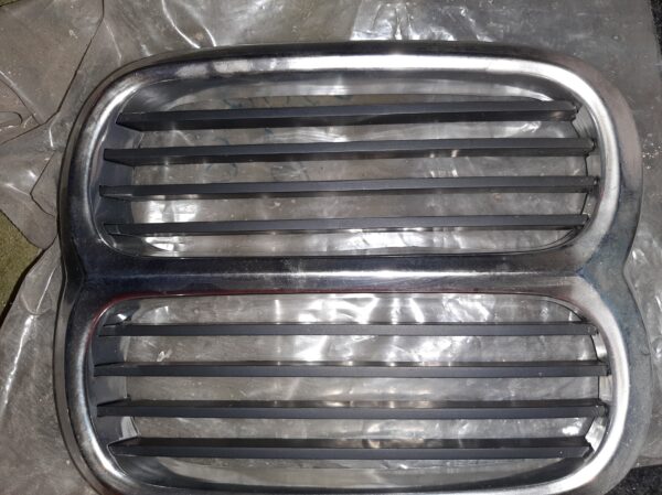 BMW ZIERGITTER/NIERE MITTE  EVTL.E21